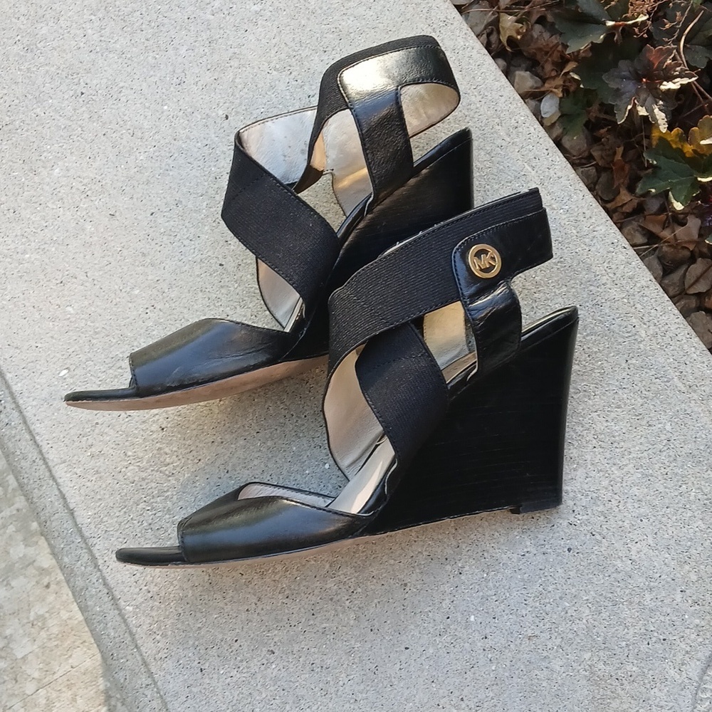 Michael Kors Wedge Strappy  Heels Shoes size 7.5   Black Wedge Sandals